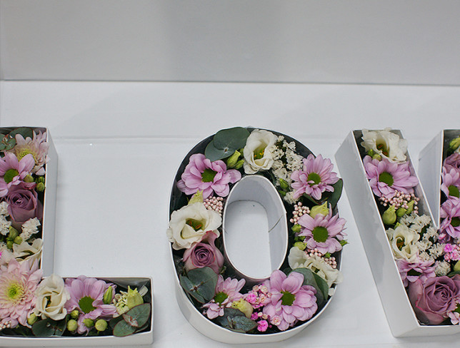 Box "LOVE" with white eustoma and roses photo